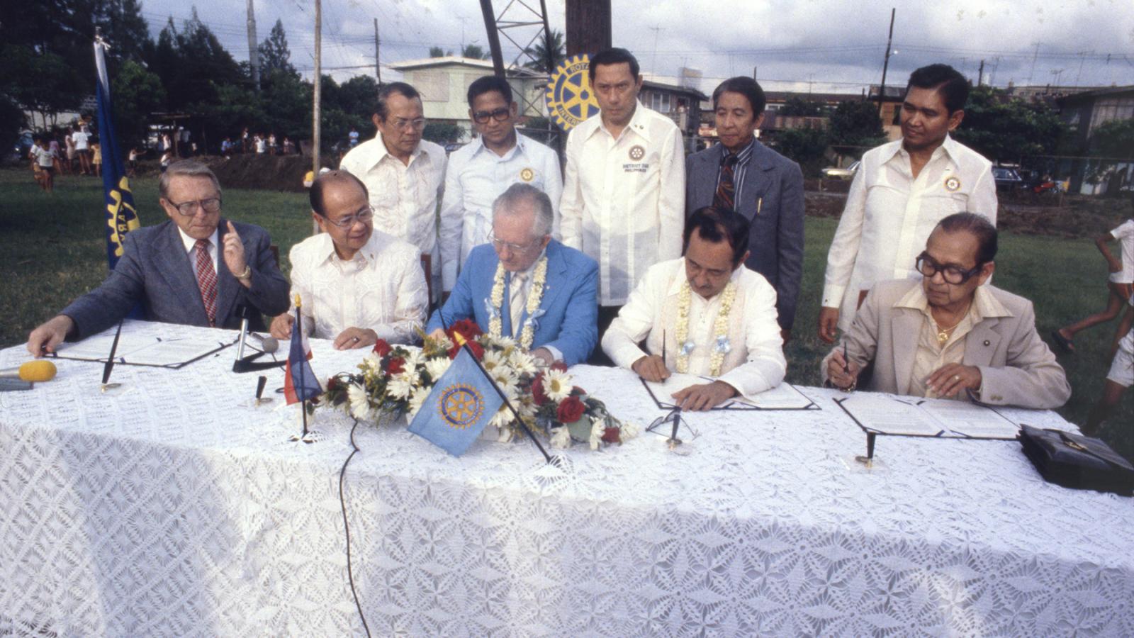 Rotary and Philippine health officials launch a polio immunization project